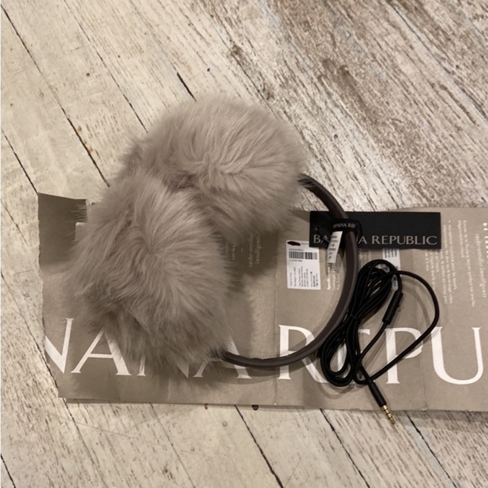 BANANA REPUBLIC Faux fur light grey earmuffs WITH HEADPHONES PORTS
NO CORD - Picture 8 of 8